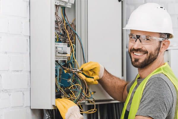 بررسی چهار خدمات ویژه برقکاران صنعتی