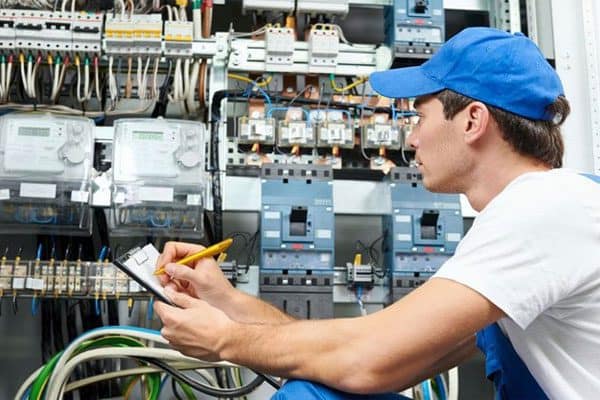 چگونه یک برقکار صنعتی به بهبود کیفیت تولید در کارخانه ها کمک می کند؟
